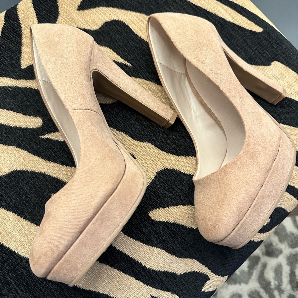 Size 7 Never worn Le Chateau heels.